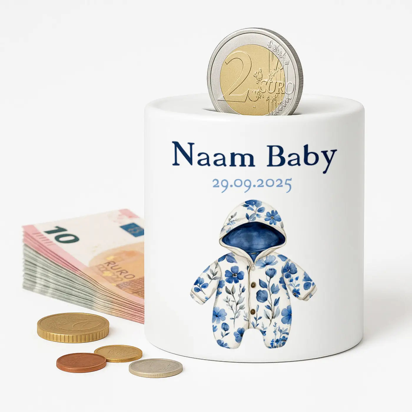 Witte keramische baby spaarpot met blauw rompertje en gepersonaliseerde tekst naam baby 29.09.2025