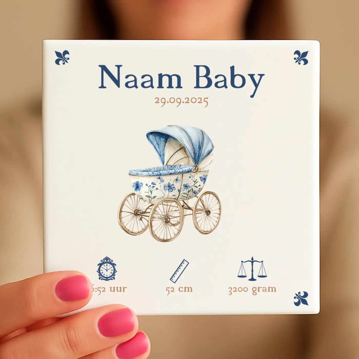 Wit keramisch baby tegeltje blauw kinderwagen met blauwe bloemenillustratie naam baby en geboortedatum met statistieken