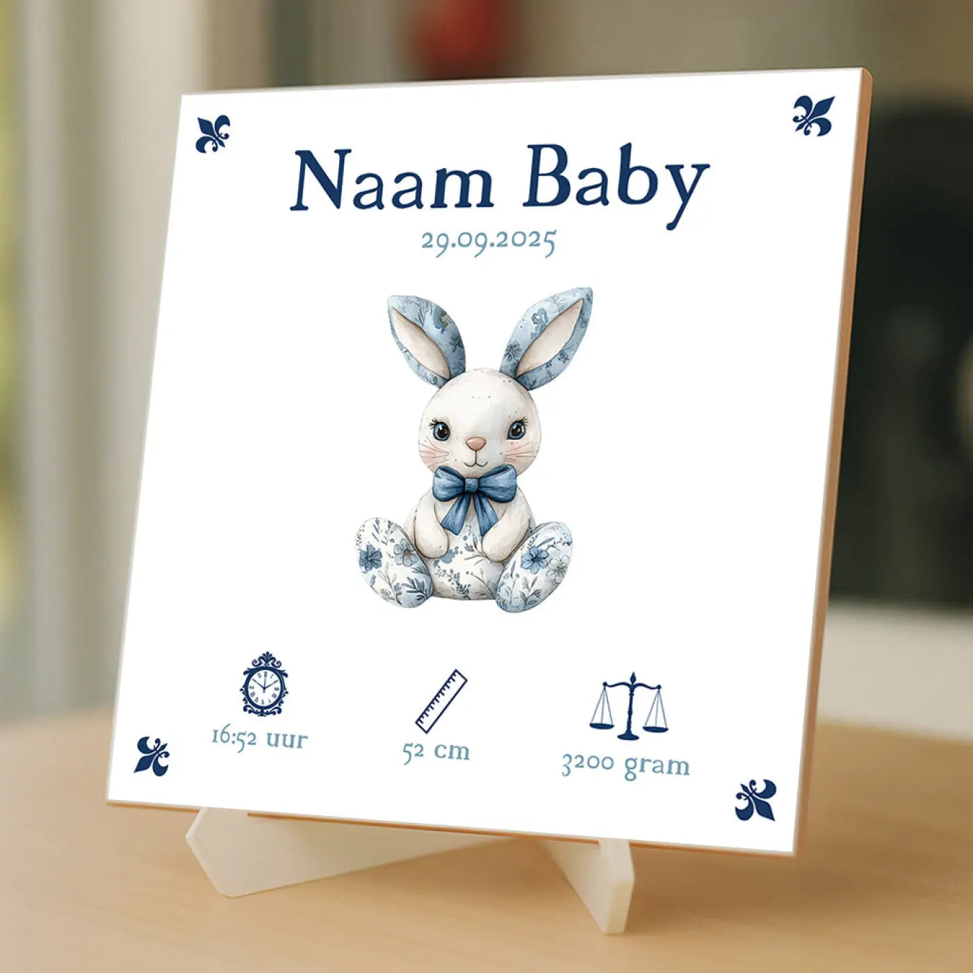 Witte keramische baby tegeltje met blauw wit illustratie konijntje en navy blauwe tekst en fleur-de-lis motieven