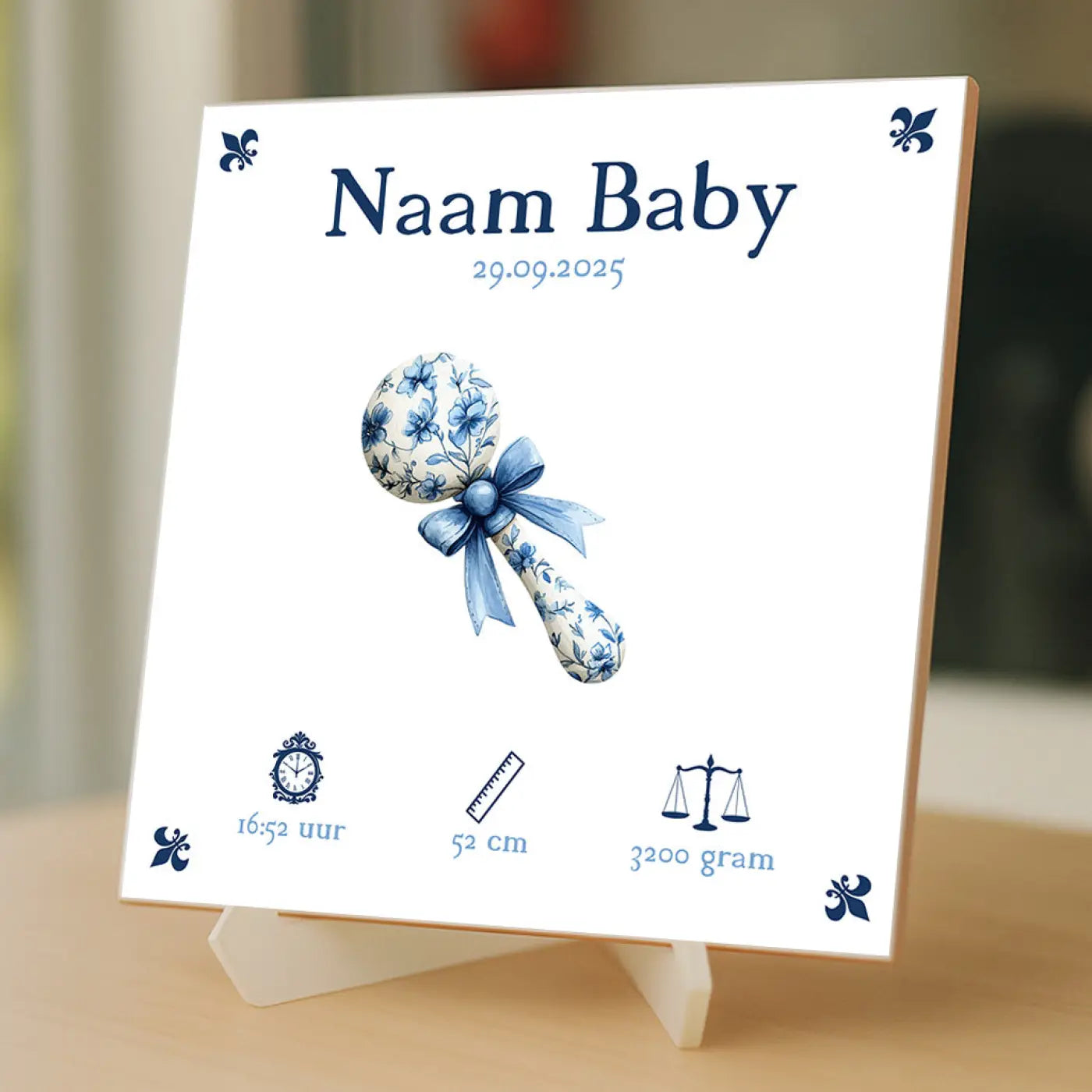 Witte keramische baby tegel blauw met rammelaar illustratie en naam baby datum en statistieken in iconen