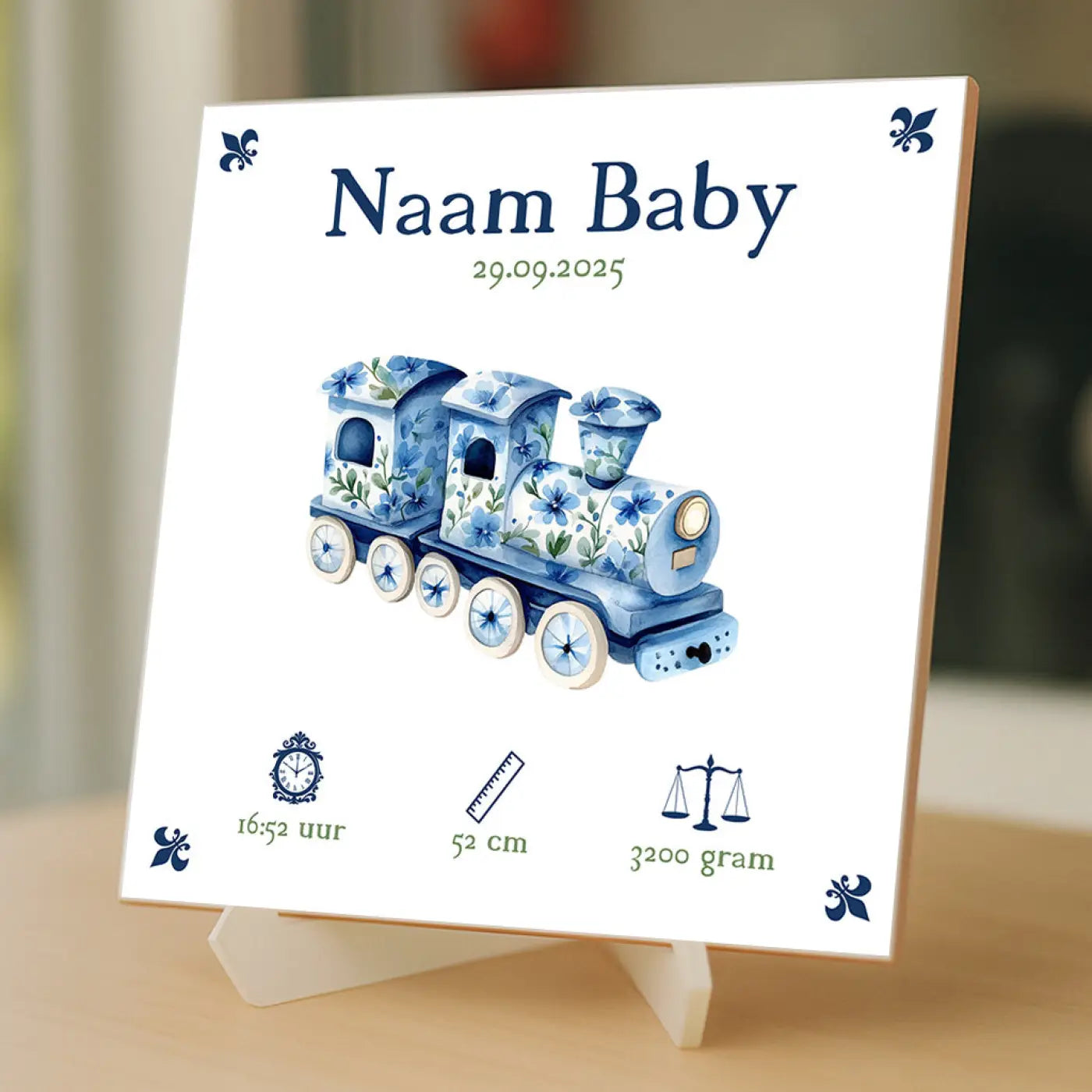 Wit keramisch baby tegeltje met blauw treintje en bloemenprint voor geboorteaankondiging