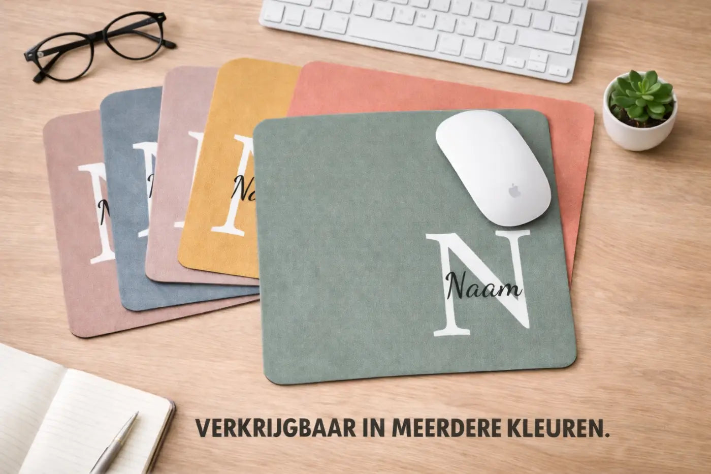 Een zachte grijze muismat van stof met een witte monogram n en de naam naam in cursief geschreven