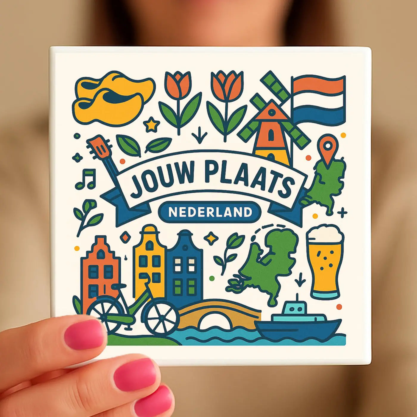 Een vierkante witte tegeltje met kleurrijk illustratieontwerp van hollandse iconen zoals tulpen windmolens en nederlandse vlag