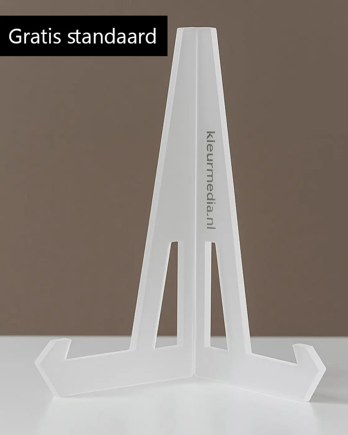Wit plastic ezelstandaard met minimalistisch ontwerp en verticale tekst kleurmedia.nl voor tegeltje met jouw plaatsnaam