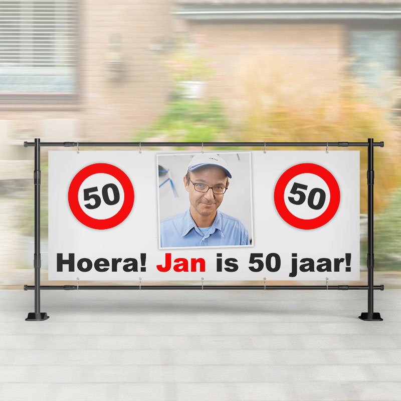 Spandoek Abraham | Foto Abraham met verkeersborden – Kleurmedia®