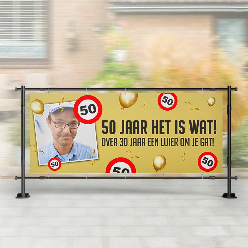 Spandoek Abraham | Goud met verkeersborden – Kleurmedia®