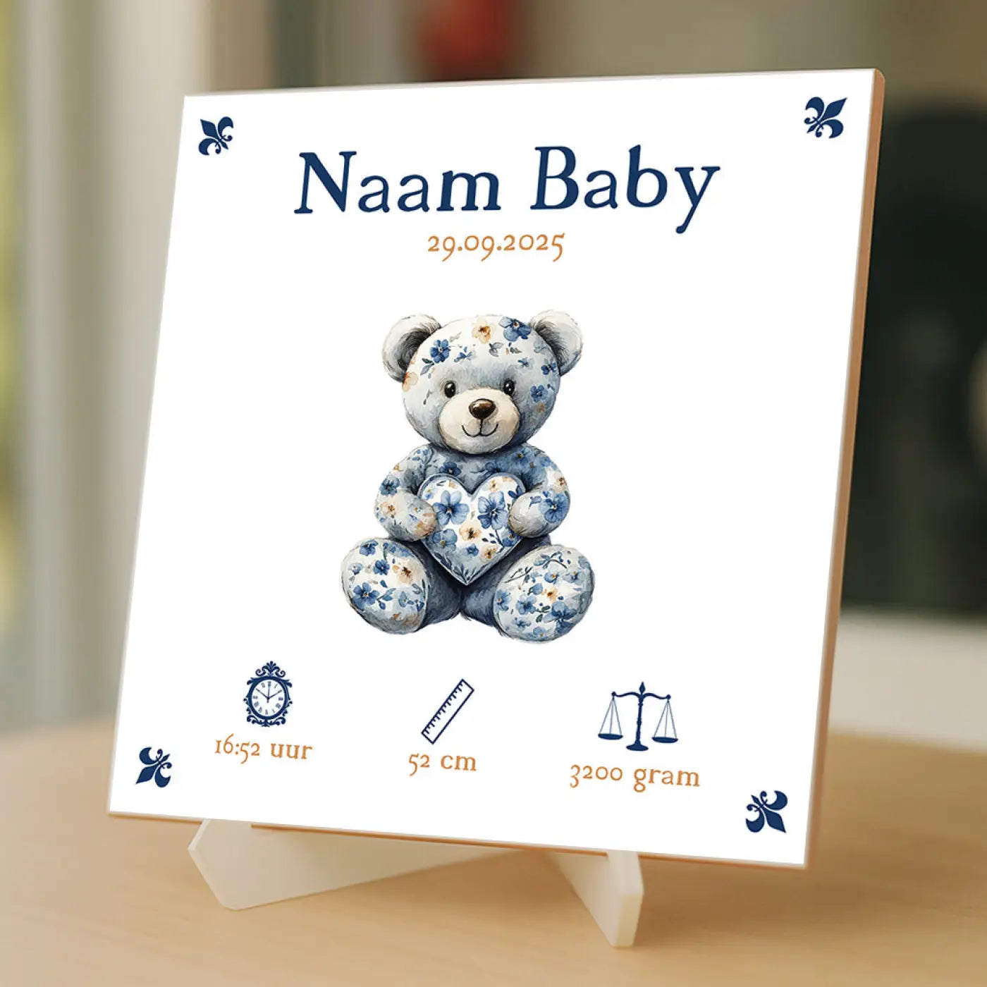 Witte vierkante baby tegeltje blauw beertje met blauw bloemenpatroon teddybeer en geboortetekst en iconen