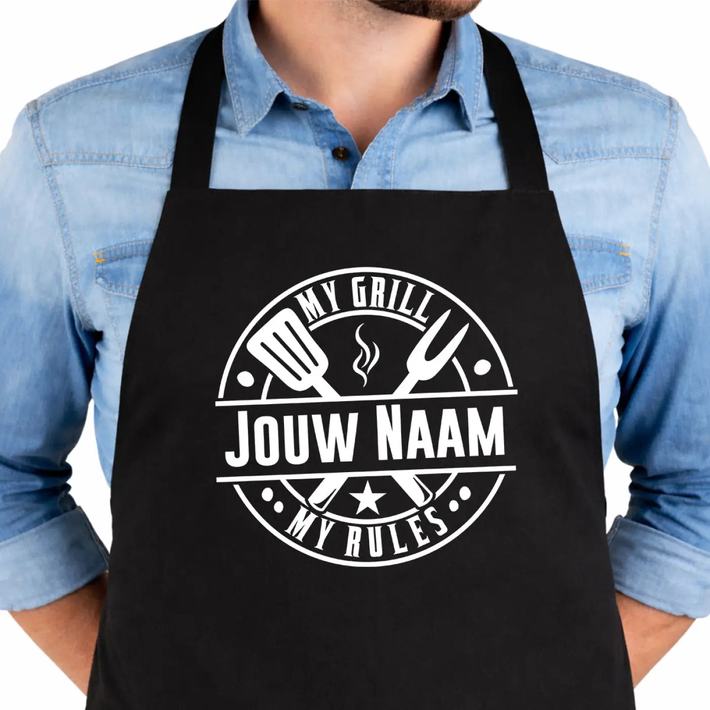 Zwart katoenen bbq schort met witte cirkel en kruiselings grillgereedschap tekst my grill jouw naam my rules