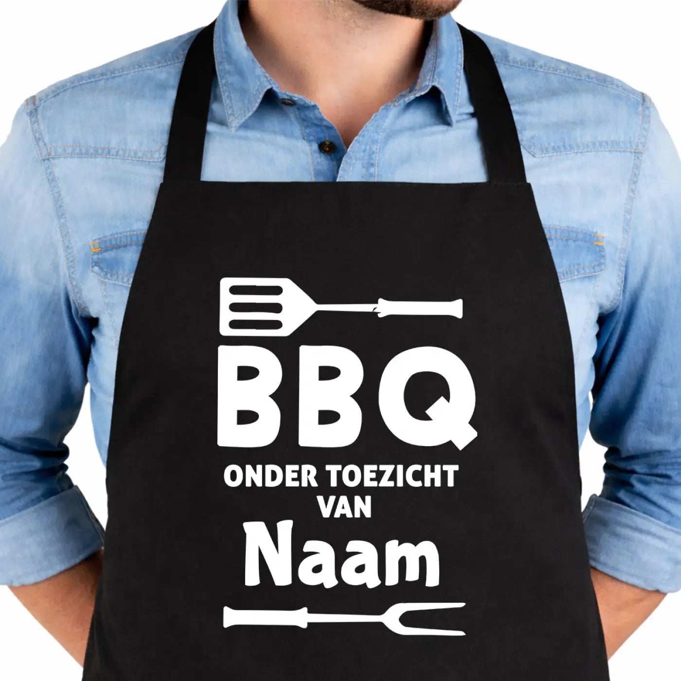 Zwarte bbq schort met witte bbq tekst en bestek pictogrammen geschikt voor toezicht gebruik