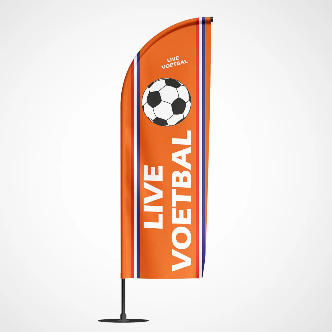 Oranje beachvlag live voetbal met witte verticale tekst en zwart-wit voetbal grafiek omlijst door blauwe en rode strepen
