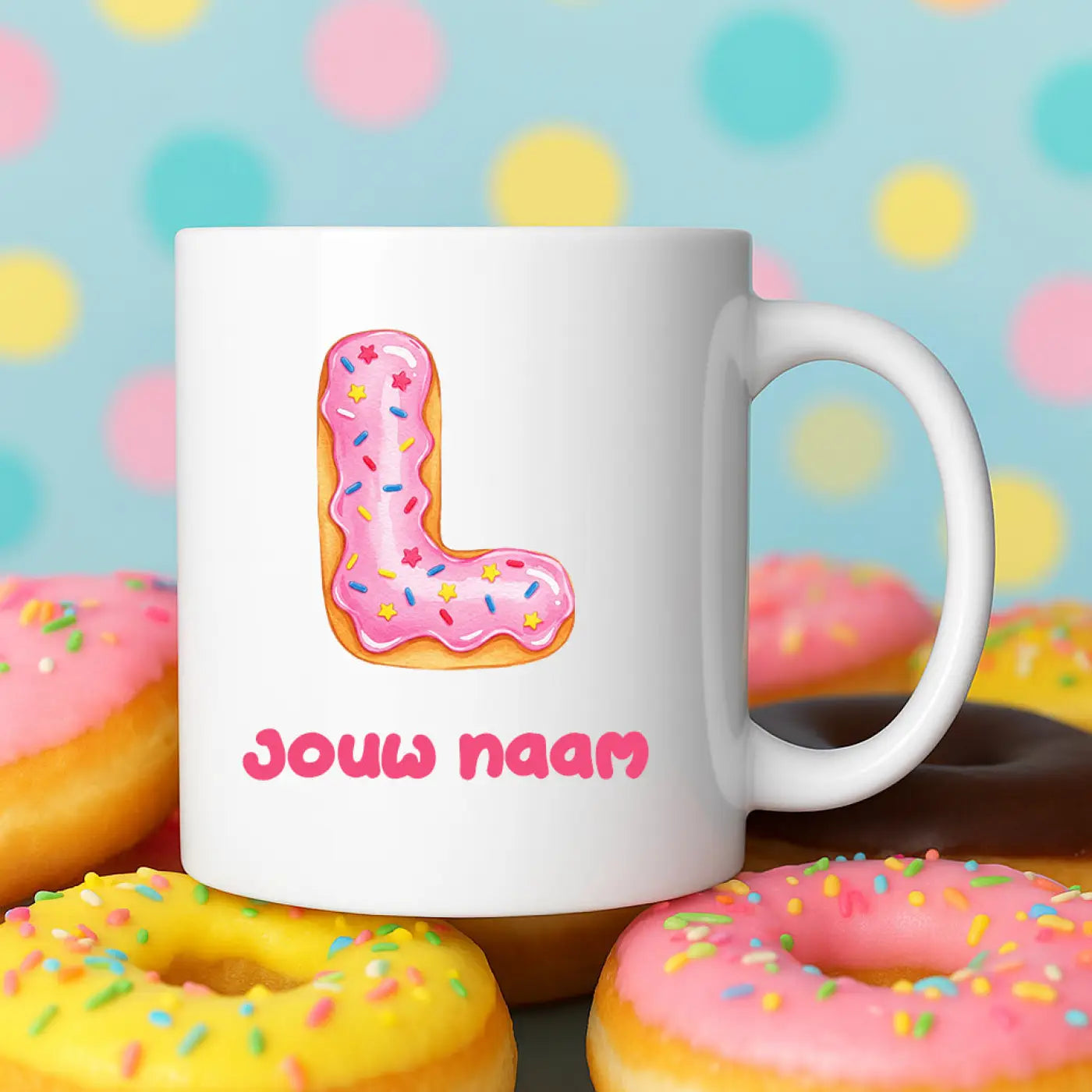 Witte keramische mok donut mok l met roze glazuur letter l en kleurrijke sprinkles met tekst jouw naam