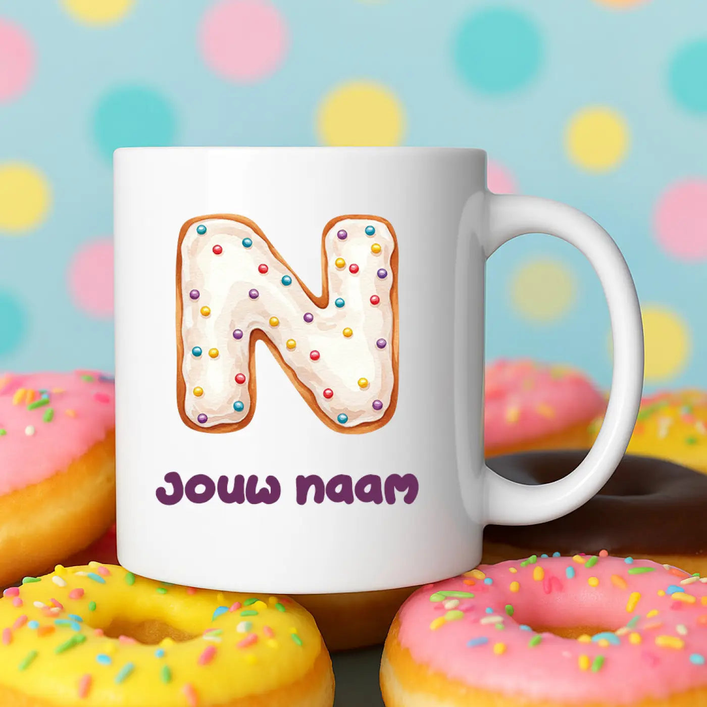 Witte keramische donut mok met kleurrijke n met sprinkles en paars tekst jij naam onderaan