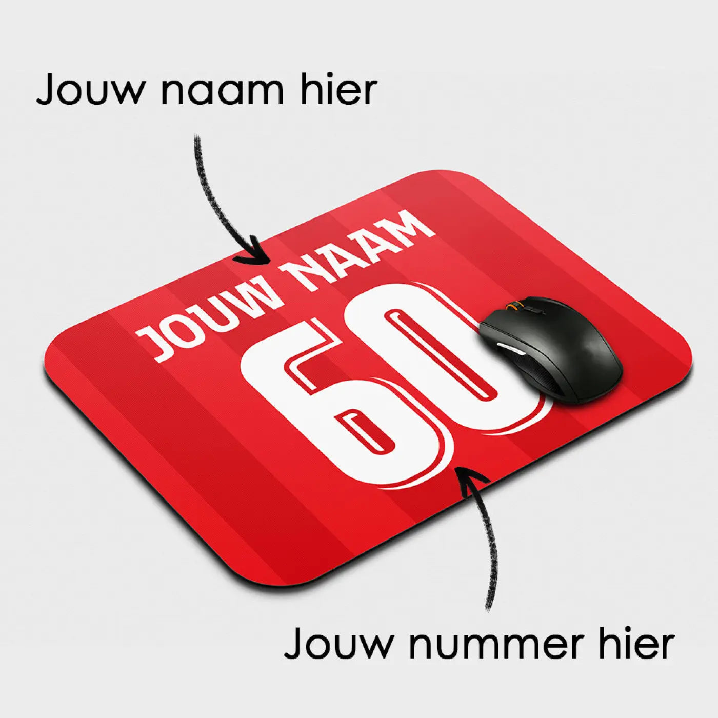Rode rechthoekige muismat van stof met witte tekst en strepen en aanpasbare naam en nummer voor voetbal fans