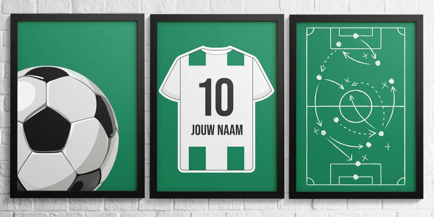 Groen omlijnde voetbalthema wanddecoratie met zwart-witte voetbal, wit shirt met groene strepen en tactisch velddiagram