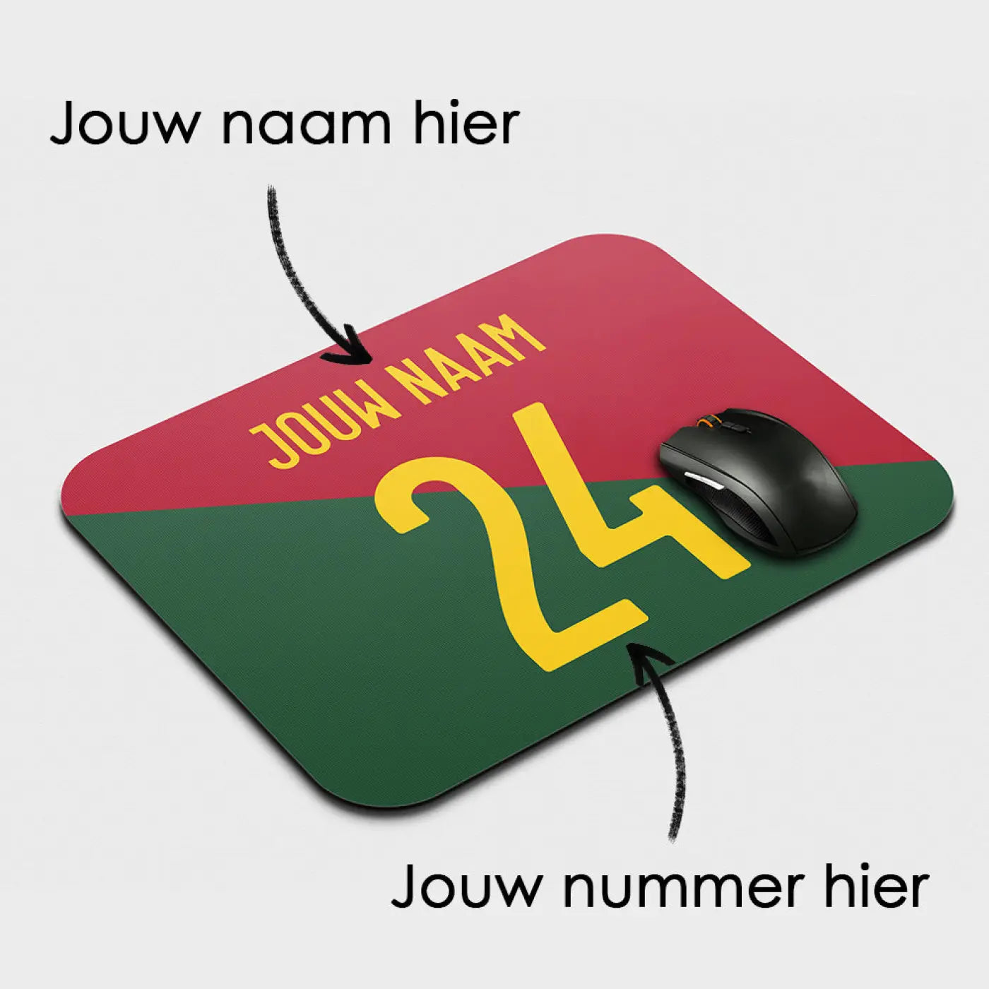 Customizable portugal voetbal muismat rood en groen met gele naam en nummer en zwarte muis erop