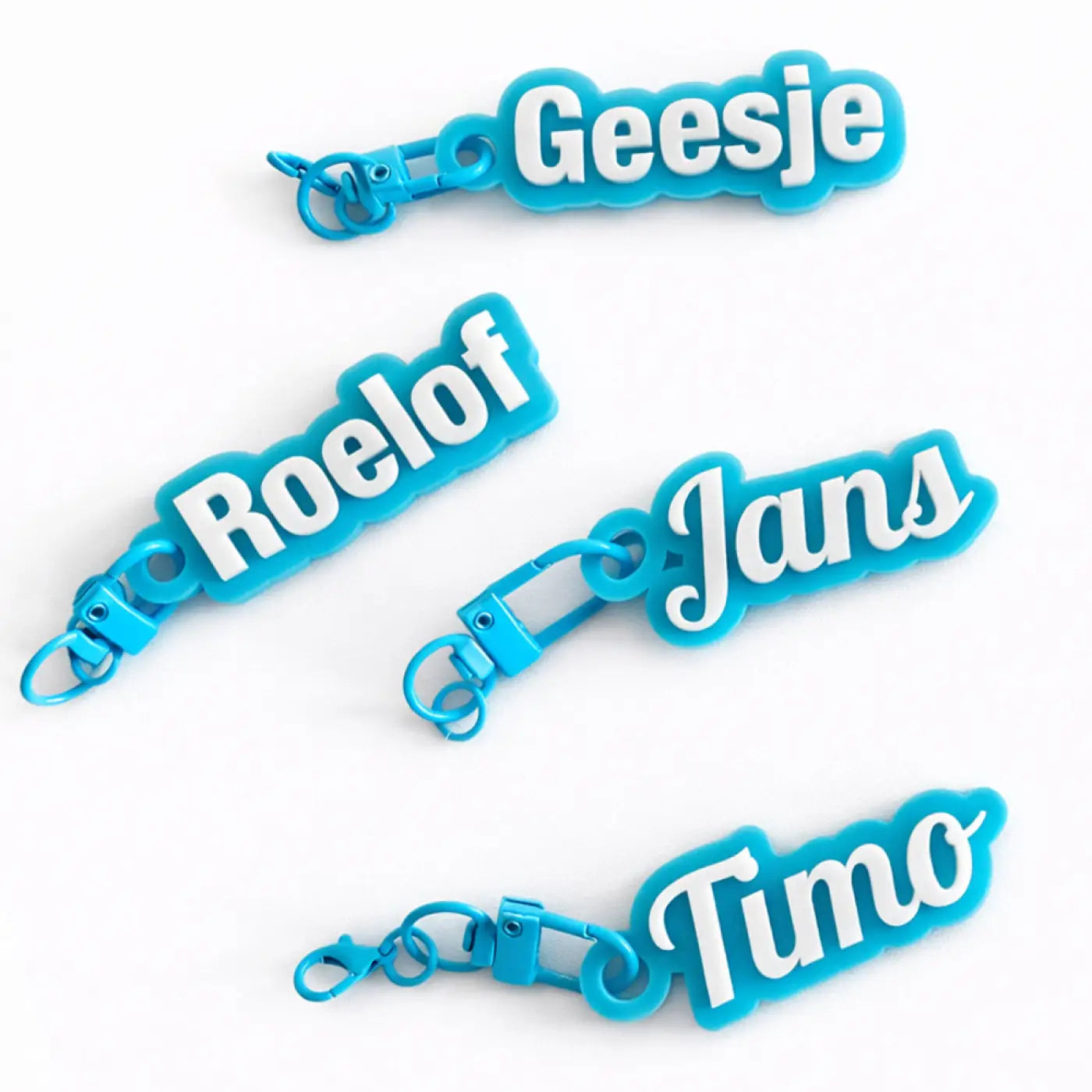 Sleutelhanger met naam blauw van helderblauw acryl met witte cursieve letters en metalen haakjes