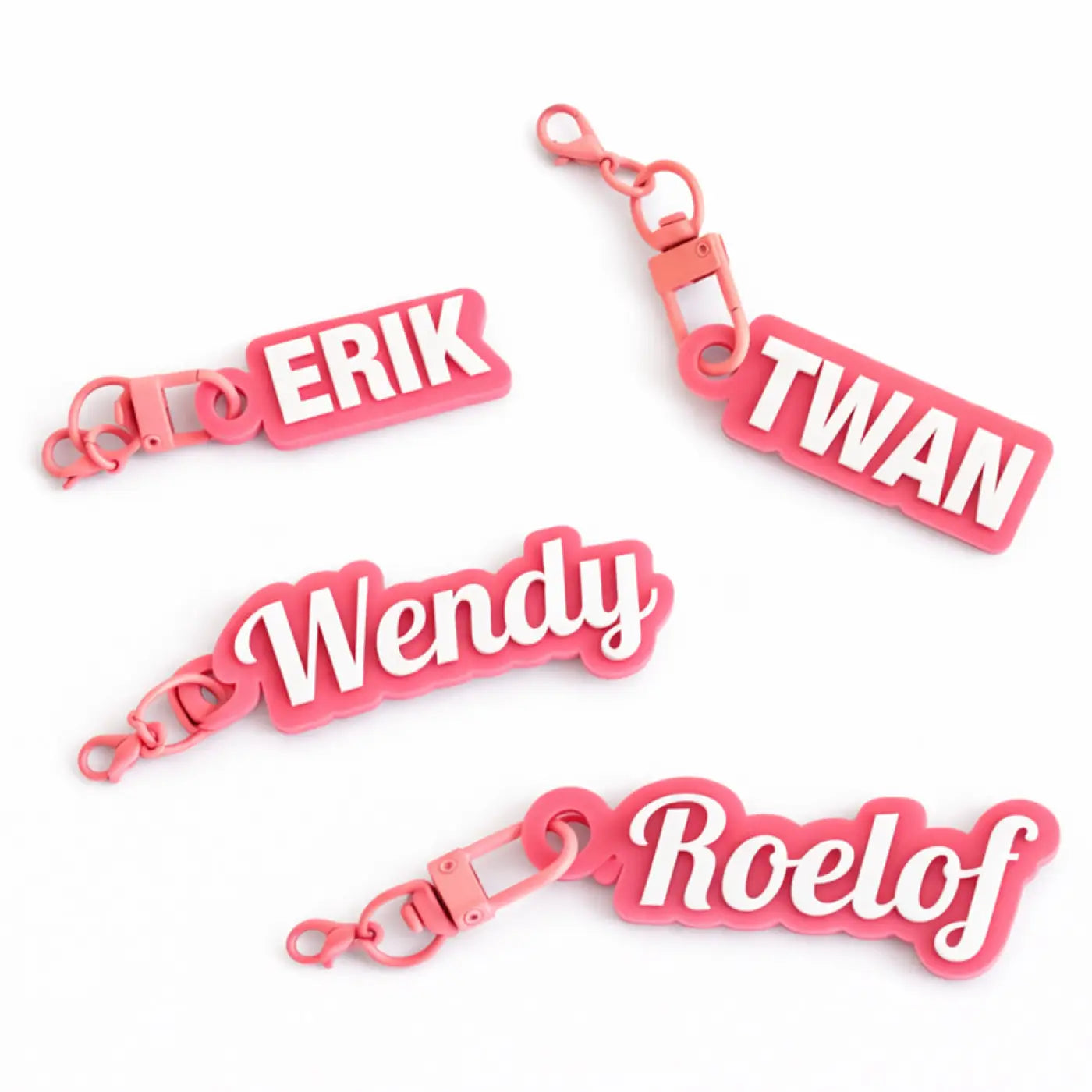 Roze sleutelhanger met naam van siliconen met witte letters en metalen sluiting
