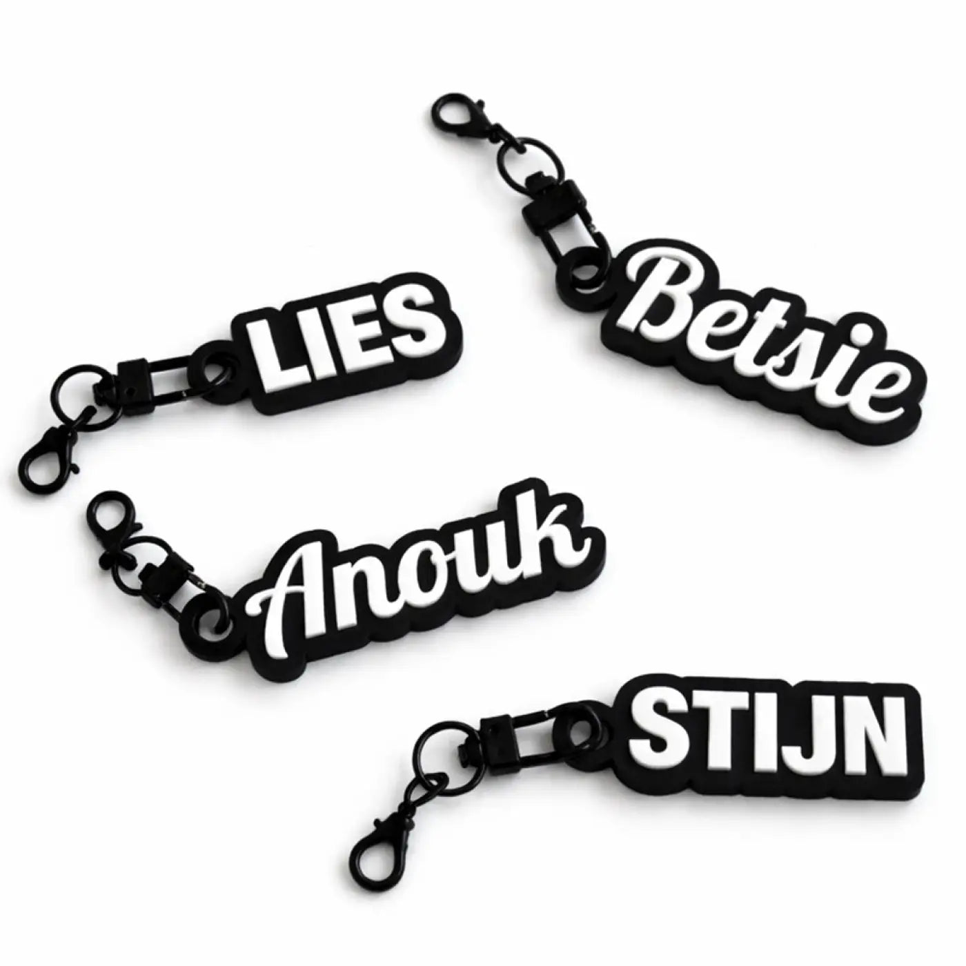 Sleutelhanger met naam zwart gemaakt van rubber met opvallende, verhoogde witte letters voor persoonlijke styling