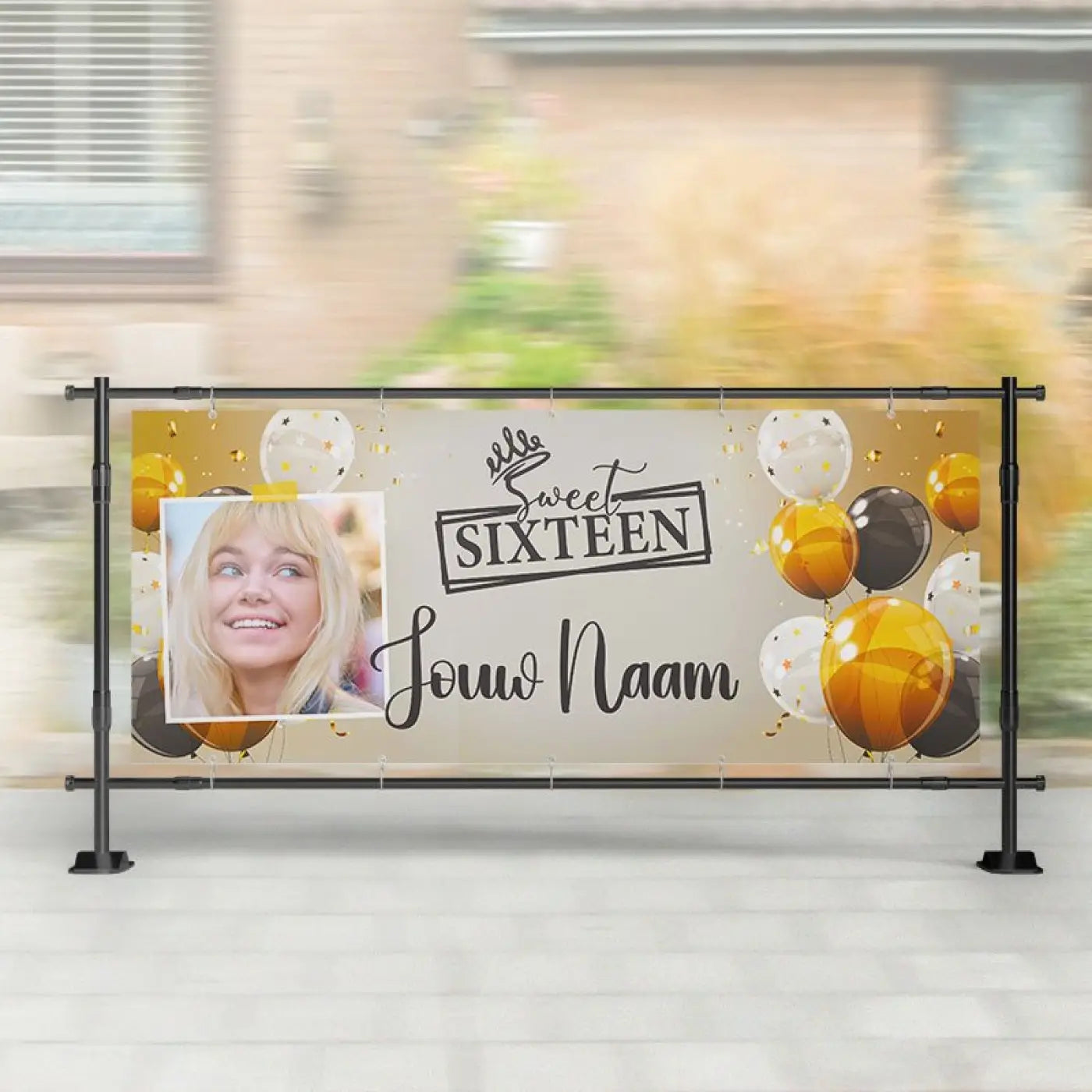 A aanpasbaar goud zwart spandoek sweet sixteen met foto van lachend meisje ballonnen en confetti