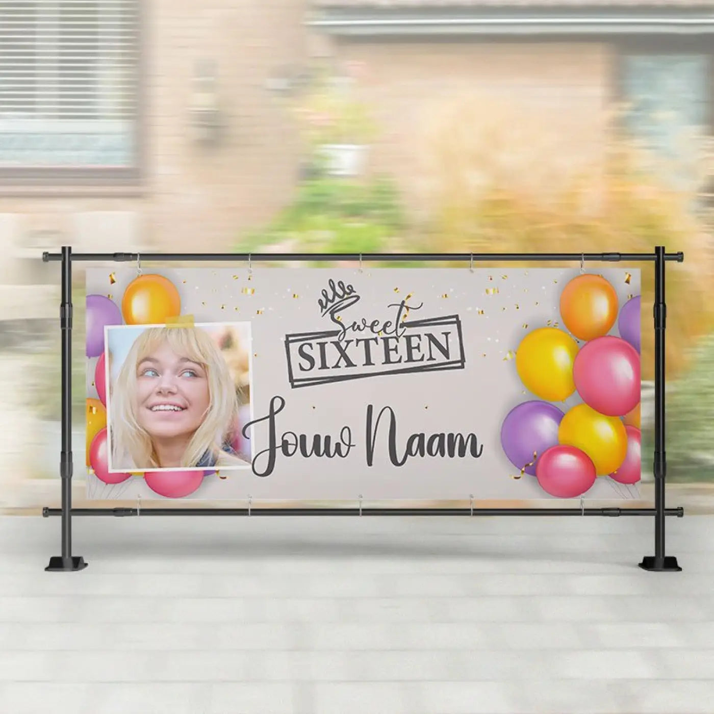 Spandoek sweet sixteen paars rood geel oranje met foto van blonde meisje en kleurrijke ballonnen voor verjaardag