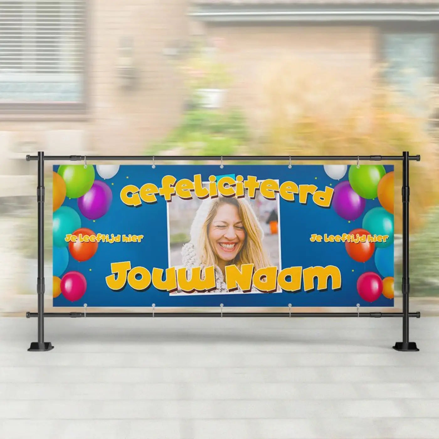 Blauwe spandoek verjaardag met naam en leeftijd met kleurrijke ballonnen en gele tekst gefeliciteerd jouw naam
