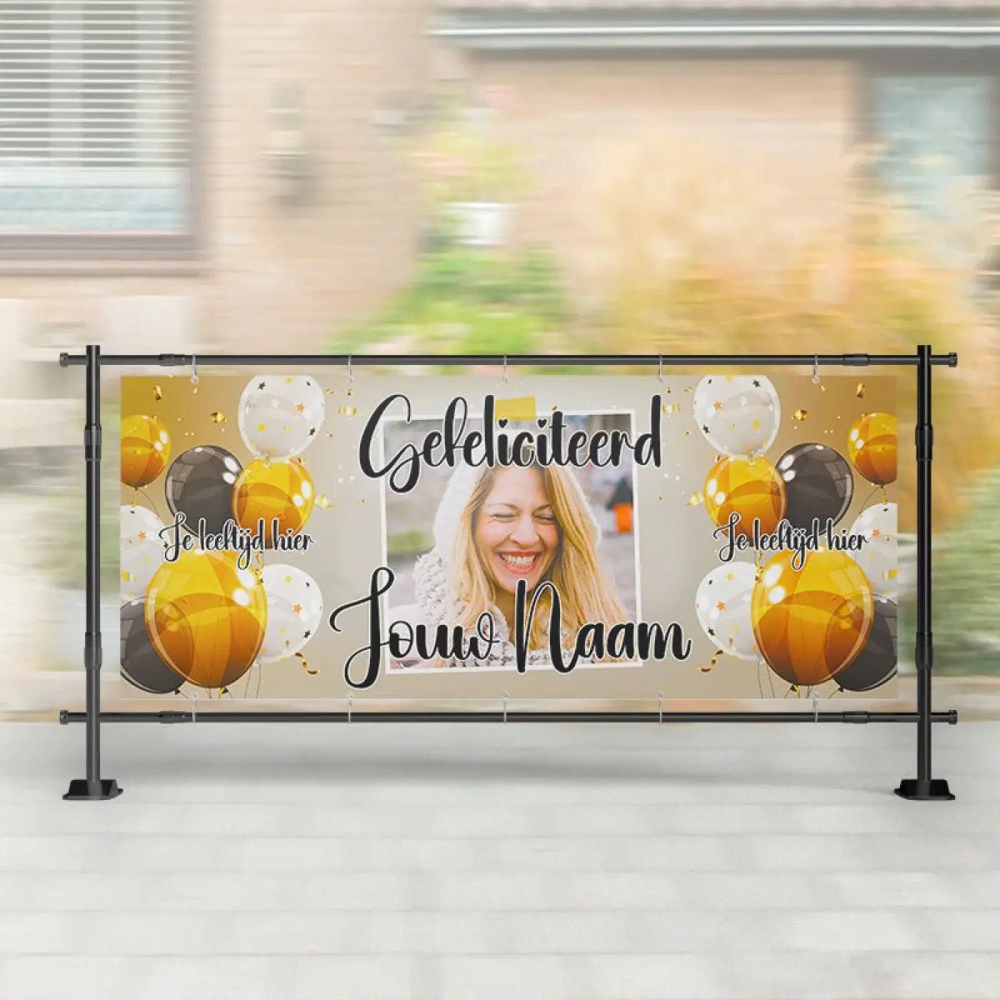 Gouden en zwarte ballon spandoek verjaardag met naam leeftijd en foto op metalen standaard