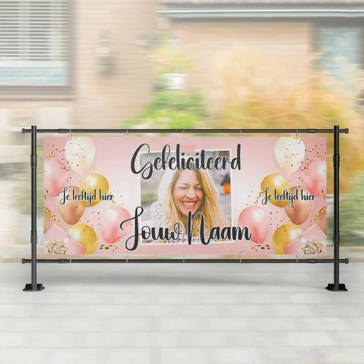 Roze spandoek verjaardag met gouden folieballonnen en confetti met foto van lachende vrouw in witte kant