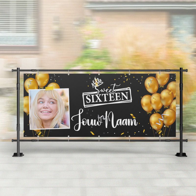 Spandoek Sweet Sixteen - Zwart met goud ballonnen - Spandoek 16 Jaar – Kleurmedia®